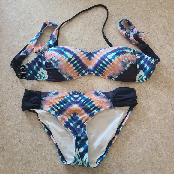 Trina Turk Two Piece Swimsuit in Size 6 - Picture 1 of 8